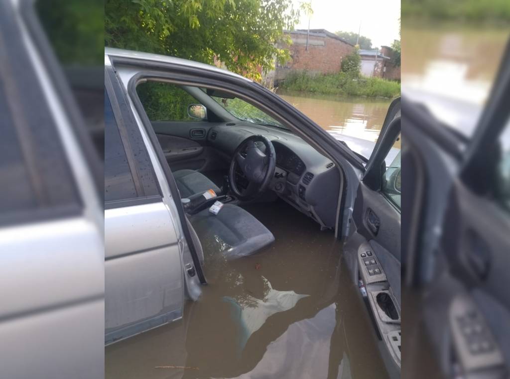 В Новосибирске машина утонула в гаражном кооперативе у Южного кладбища