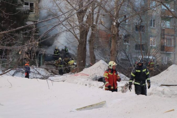 Спасатели достали живого кота из-под завалов взорвавшегося дома на улице Линейной в Новосибирске