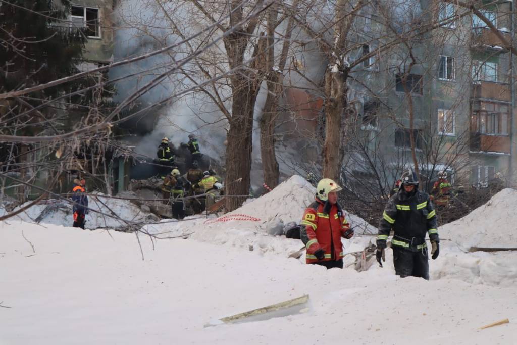 Спасатели достали живого кота из-под завалов взорвавшегося дома на улице Линейной в Новосибирске