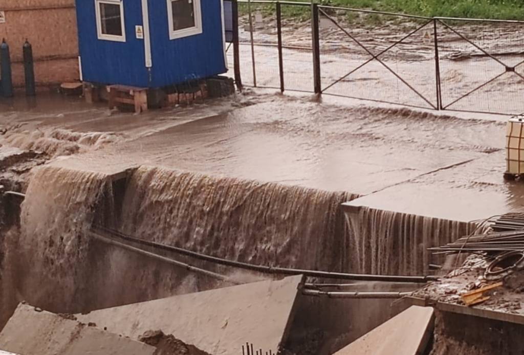 В Новосибирске бетонная плита упала на кабель из-за размытия грунта на стройке