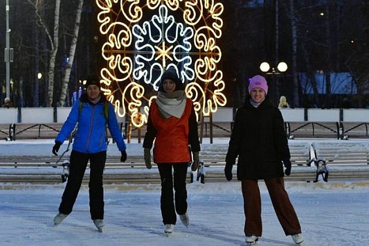 В Центральном парке Новосибирска открыли каток
