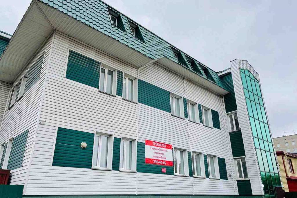 В Новосибирске 85-летний пенсионер выпал из окна пансионата «Рэмели»