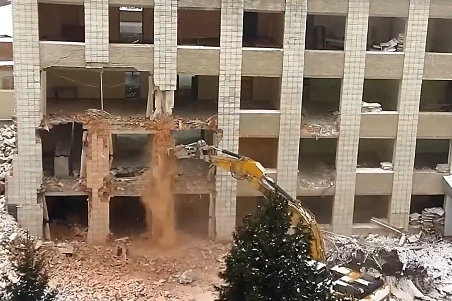 В Новосибирске снесли старое здание ФМШ в Академгородке