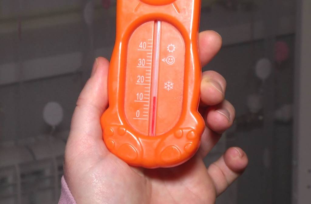 «Нас все бросили»: жители дома на Тульской в Новосибирске замерзают в своих квартирах