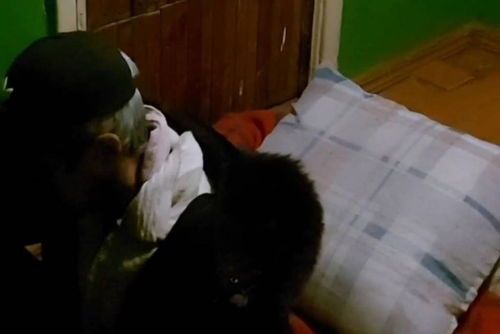 В Новосибирской области женщина выгоняет сына-инвалида ночевать в подъезд