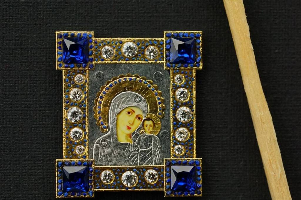 Новосибирский умелец создал иконы Богоматери со спичечный коробок