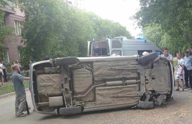 Спасатели помогли жителю Новосибирска выбраться из перевернувшейся иномарки