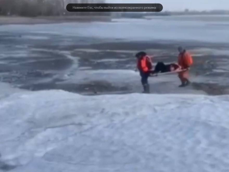 Рыбалка на тонком льду для новосибирца чуть не закончилась трагедией