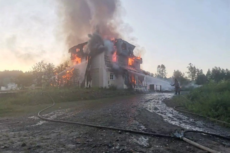 На базе отдыха в Новосибирской области произошел крупный пожар