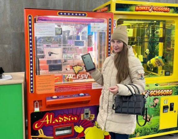В Новосибирске 12-летней девочке подарили iPhone после скандала с игровым автоматом
