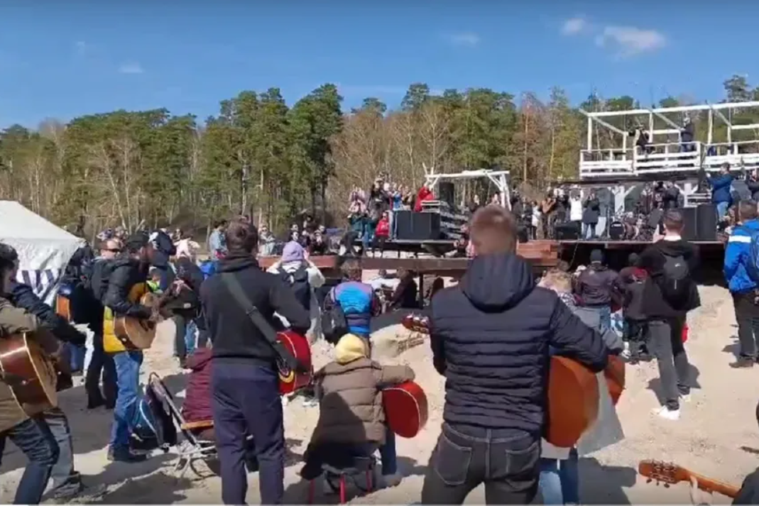 В Новосибирске 100 гитаристов исполнили песню Егора Летова «Все идет по плану»