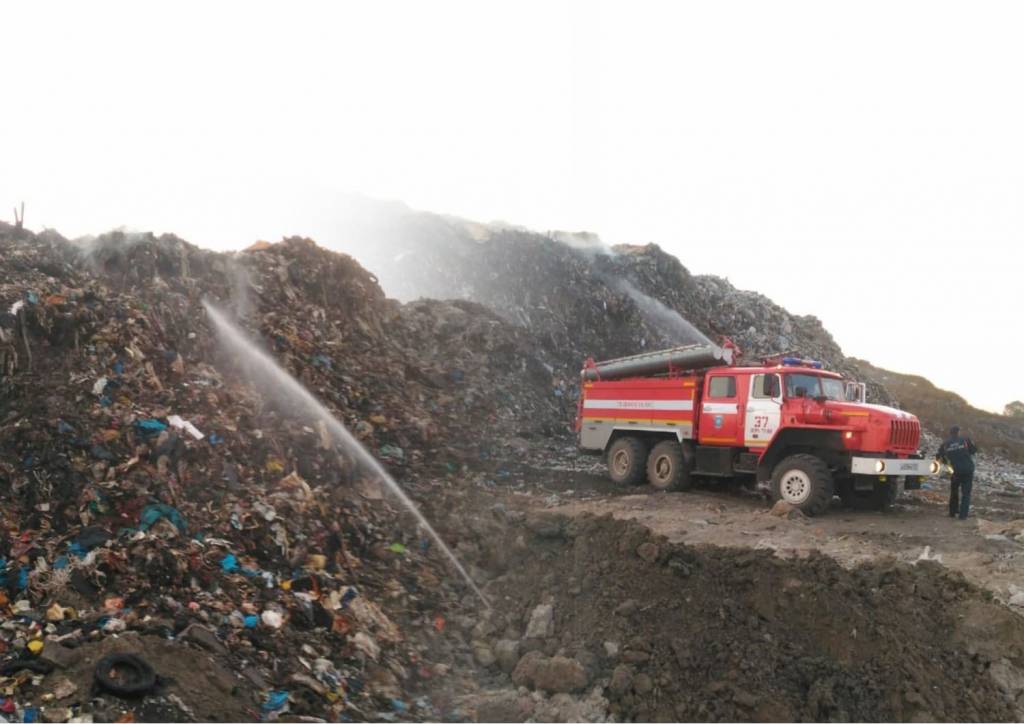 В Новосибирской области горит крупный полигон ТКО
