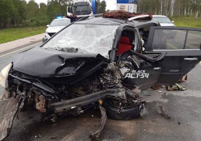 В Новосибирской области водитель погиб в лобовом столкновении универсала и кроссовера
