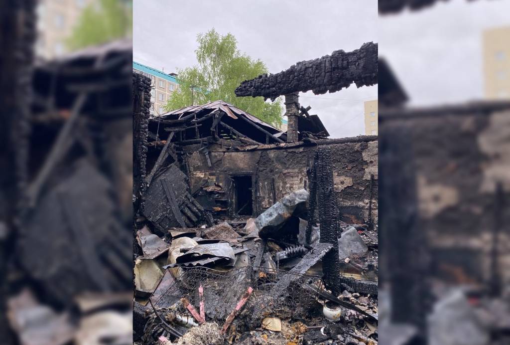 В Новосибирске два человека погибли в ночном пожаре в частном доме