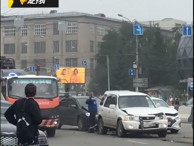 Массовое ДТП произошло на Октябрьской магистрали напротив театра «Глобус»