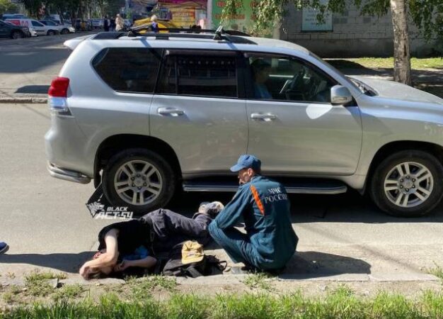 В Новосибирске Toyota Land Cruiser сбила самокатчика на пешеходном переходе