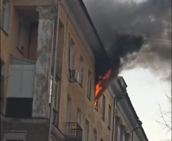 В Новосибирске загорелось общежитие на улице Народной