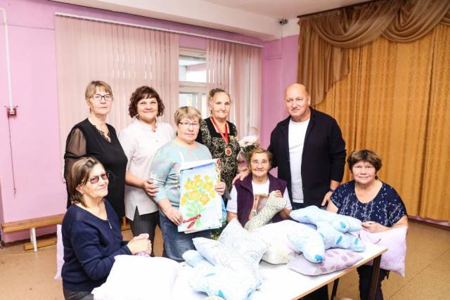 В Новосибирской области волонтеры шьют постельное белье и расходные материалы для госпиталя