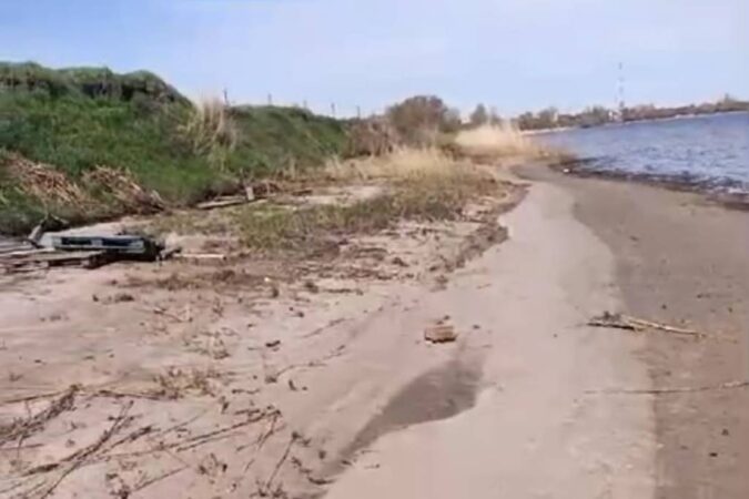 «Вода отошла на 30 метров от берега»: жители села под Новосибирском заявили об обмелении озера Хорошее