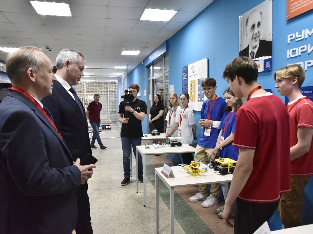 Губернатор Андрей Травников ознакомился с разработками БАС участников проектно-образовательного интенсива «Остров»