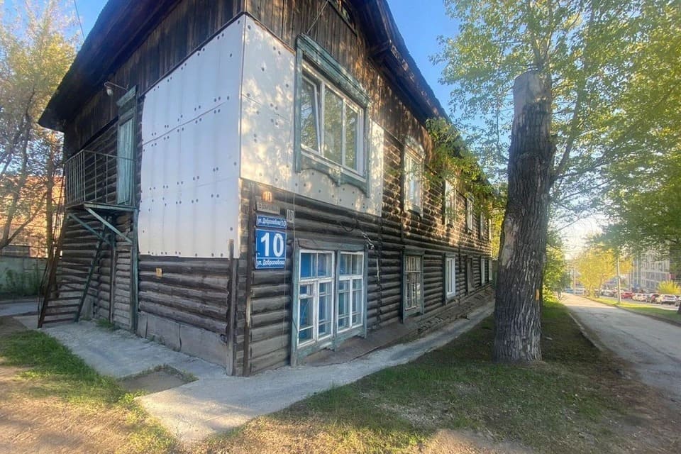 В Новосибирске в аварийном доме на улице Добролюбова обрушился пол