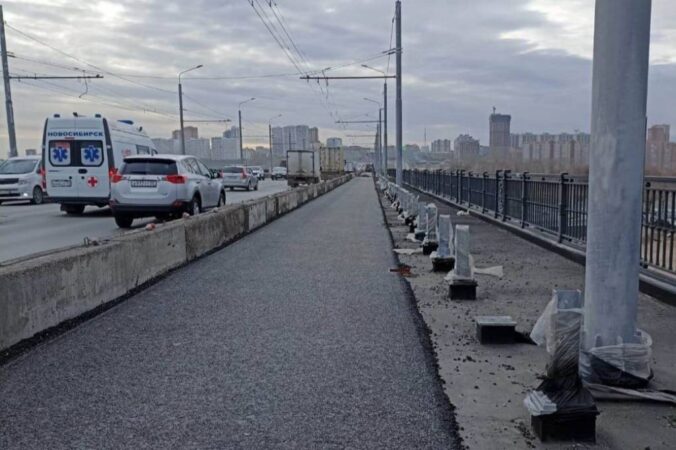 На Октябрьском мосту Новосибирска выложили финишный слой асфальта