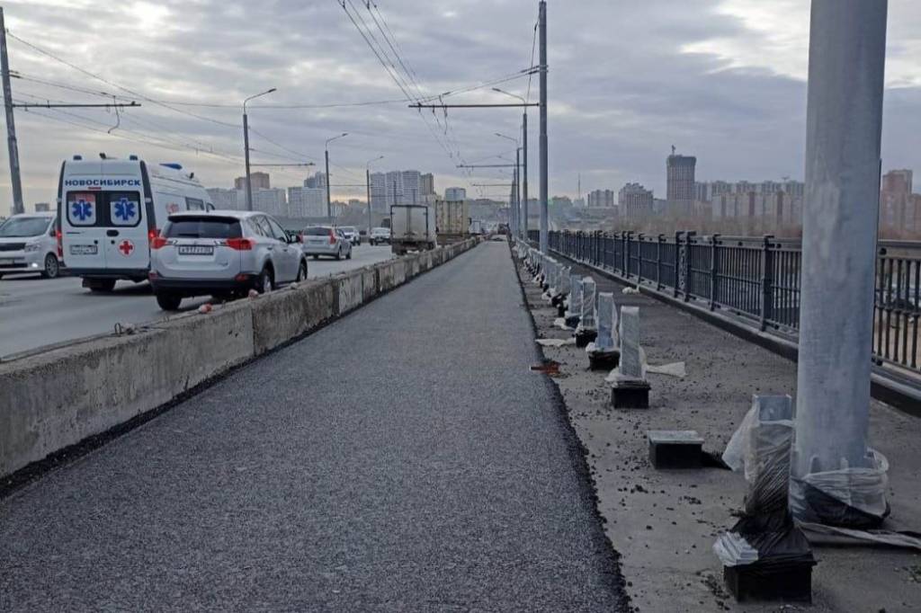 На Октябрьском мосту Новосибирска выложили финишный слой асфальта
