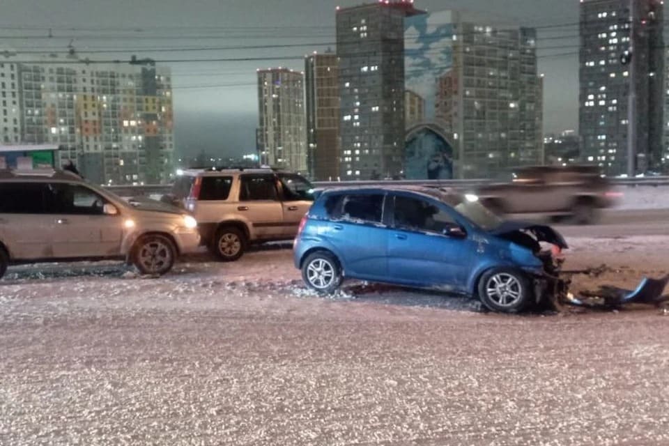 В Новосибирске на Димитровском мосту произошло массовое ДТП: пострадали три человека