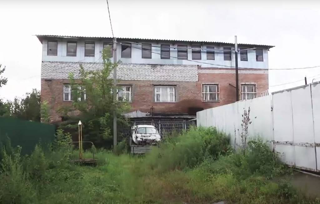 Власти Новосибирска судятся с владельцем авторазбора «оккупировавшим» улицу в частном секторе