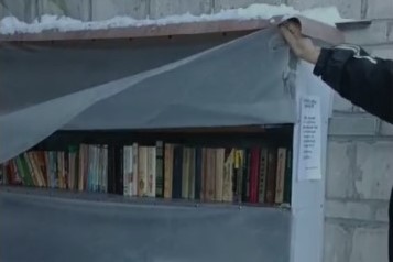 В Новосибирске жильцов дома рассорили книжные полки