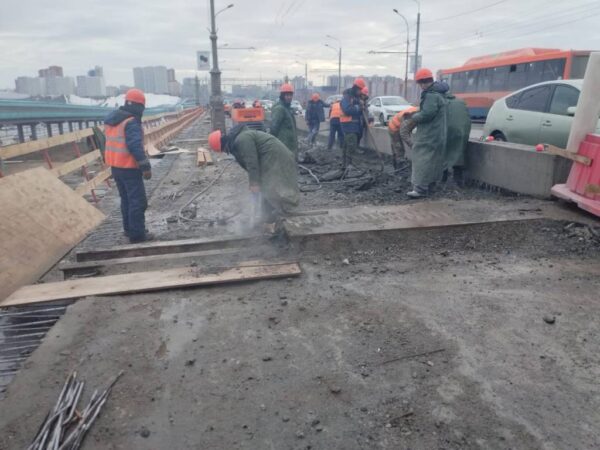 Работы на Октябрьском мосту выполняются в установленные сроки – мэрия