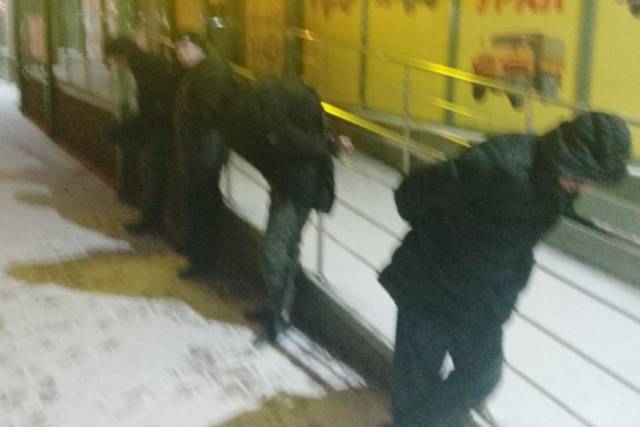 В Новосибирске мужчины подрались в алкомаркете и разбили нос девушке