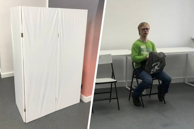 Рабочее место парня с синдромом Дауна отгородили ширмой в Новосибирске