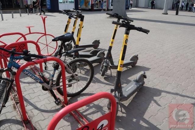 В Новосибирске автомобилист напал на самокатчика в результате конфликта на дороге