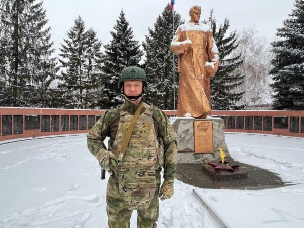 Новосибирский депутат Госдумы посетил мемориал павшим героям ВОВ в прифронтовом городе ЛНР