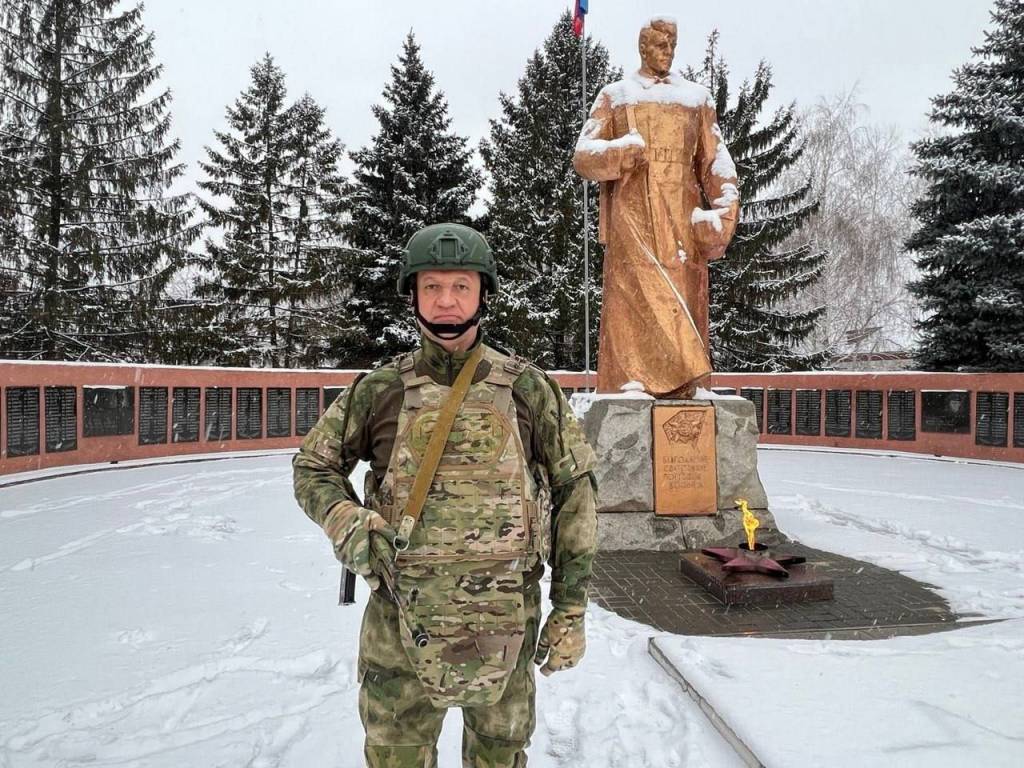Новосибирский депутат Госдумы посетил мемориал павшим героям ВОВ в прифронтовом городе ЛНР