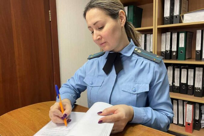 Новосибирца заставили убирать снег с улиц из-за долга по алиментам