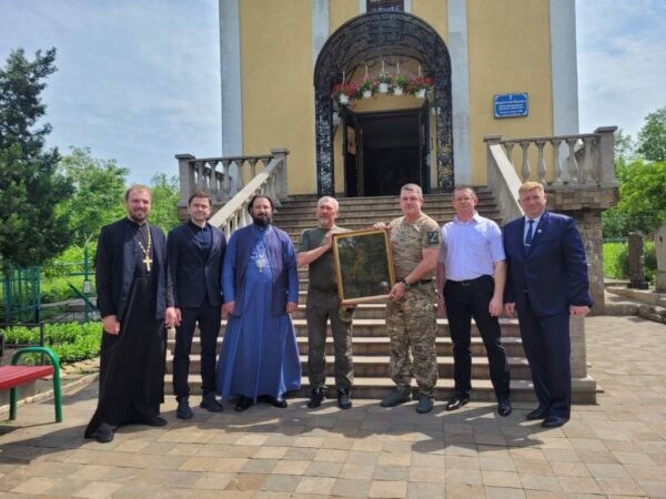 Депутат Госдумы Аксененко доставил в Луганск икону Николая Чудотворца