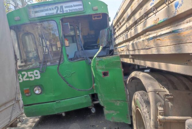 В Новосибирске водитель троллейбуса устроил массовое ДТП