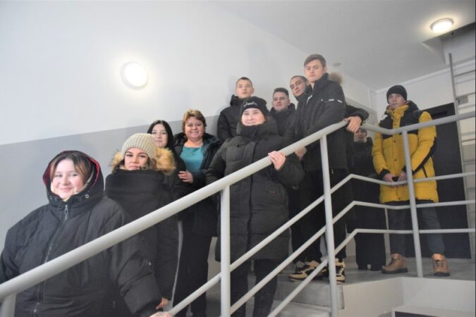 В Новосибирской области детям-сиротам вручили ключи от новых квартир