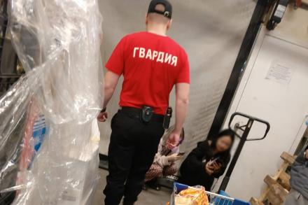 В Новосибирске 13-летняя девочка на спор украла из магазина энергетики и шоколадные яйца