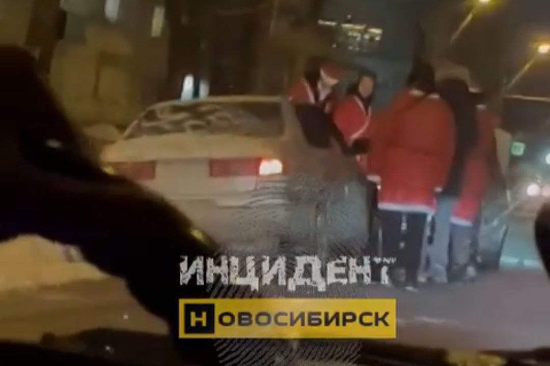 Новосибирскому водителю на помощь пришли Деды Морозы