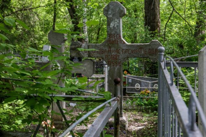 Насекомых не обнаружено: в Новосибирске проверили эффективность обработки кладбищ от клещей