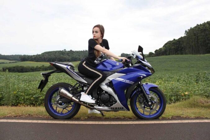 В Новосибирске девушка на мотоцикле сбила собаку и слетела в кювет