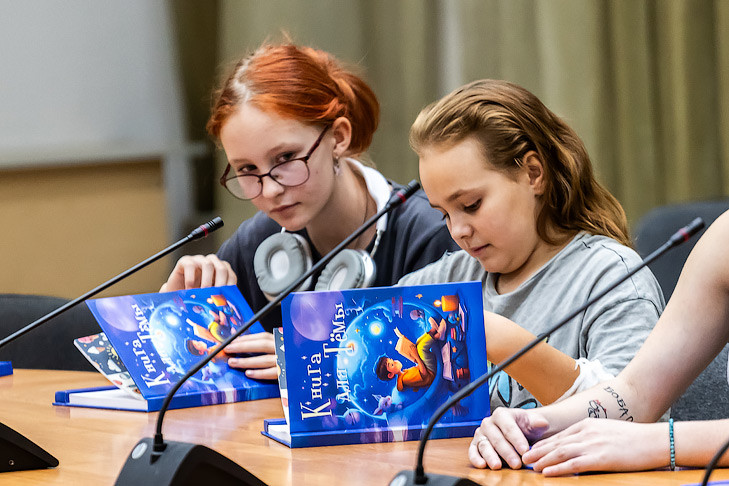 Юные пациенты из Новосибирска получили 100 экземпляров «Книги для Тёмы»