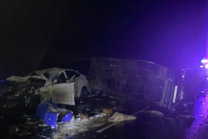 Три человека погибли в страшном ДТП с грузовиком в Новосибирской области