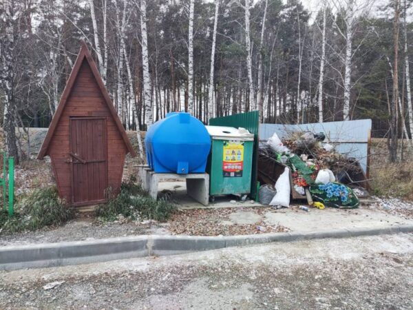 «Это кощунство»: туалет на Кудряшковском кладбище шокирует посетителей