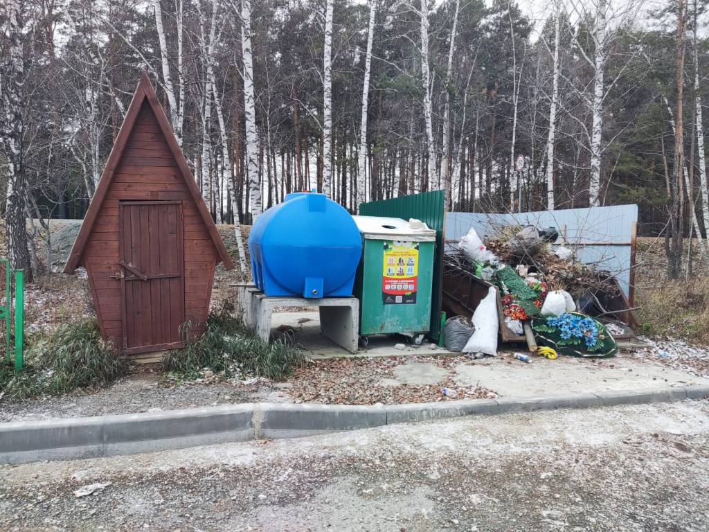 «Это кощунство»: туалет на Кудряшковском кладбище шокирует посетителей