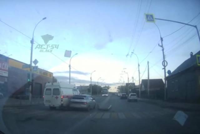 В Новосибирске произошло ДТП с участием машины скорой помощи