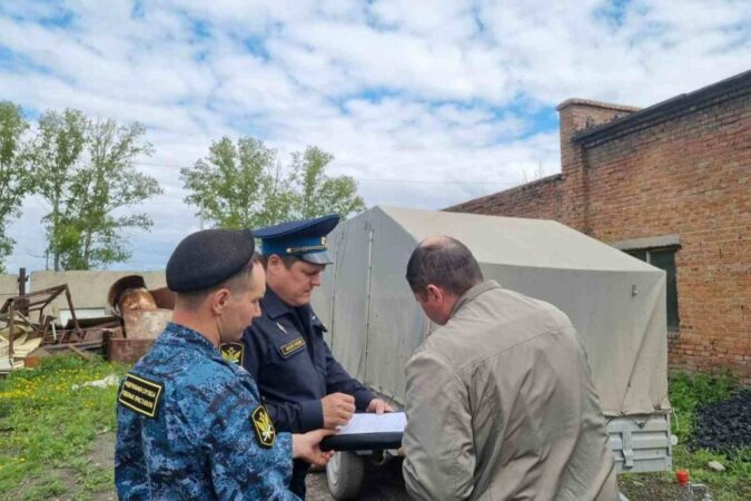 В Новосибирской области мужчина погасил долги после ареста автоприцепа